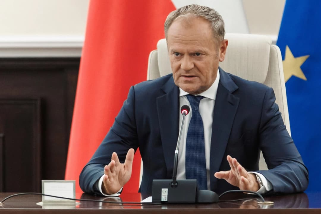 El primer ministro polaco, Donald Tusk, celebra una reunión gubernamental extraordinaria en la cancillería con funcionarios militares y de servicios de emergencia, tras las violaciones del espacio aéreo polaco en Varsovia, Polonia, el 10 de septiembre de 2025. (Cancillería del Primer Ministro de Polonia vía AP)
