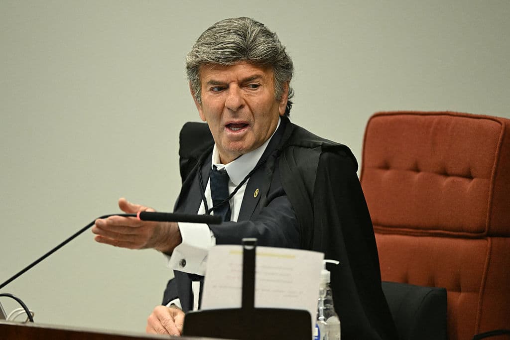 El ministro del Supremo Tribunal Federal (STF) de Brasil, Luiz Fux, ajusta el micrófono durante el inicio de la votación para condenar o absolver al expresidente ultraderechista (2019-2022) Jair Bolsonaro en un juicio por golpe de Estado, en el STF en Brasilia el 9 de septiembre de 2025. El Supremo Tribunal Federal de Brasil inicia la votación en un juicio que ha provocado protestas masivas de su ferviente base y la reacción punitiva de su aliado estadounidense, Donald Trump. Bolsonaro, de 70 años, se arriesga a una pena de prisión de más de 40 años si es declarado culpable de intentar recuperar el poder tras su derrota en las elecciones de 2022 ante el izquierdista Luiz Inácio Lula da Silva, actualmente en el cargo. (Foto de EVARISTO SA / AFP) (Foto de EVARISTO SA/AFP vía Getty Images)