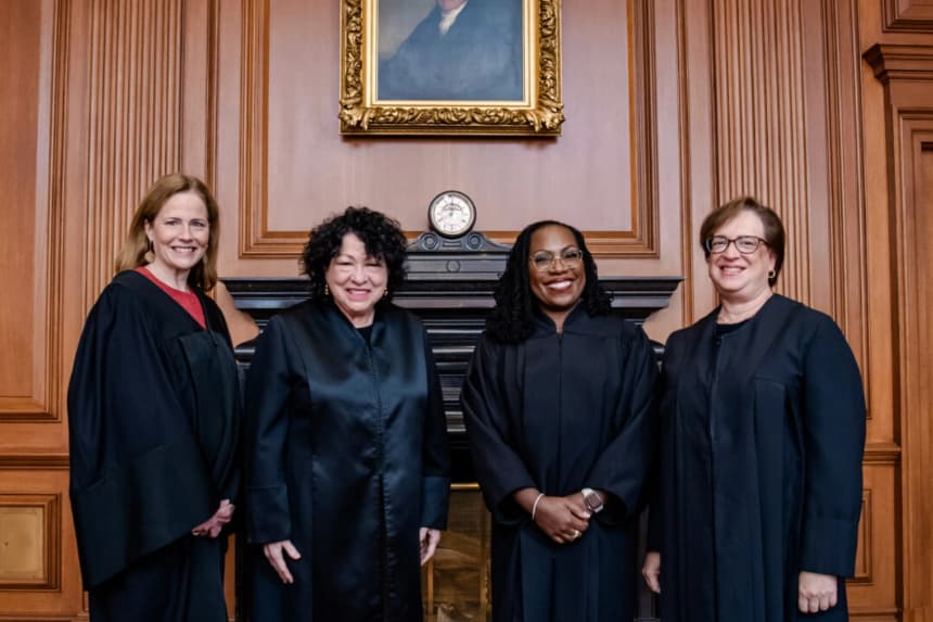 (De izq. a der.) Las juezas asociadas Amy Coney Barrett, Sonia Sotomayor, Ketanji Brown Jackson y Elena Kagan posan en una visita de cortesía en la Sala de Conferencias de Jueces antes de la ceremonia de investidura de la jueza asociada Ketanji Brown Jackson en Washington el 30 de septiembre de 2022. Colección de la Corte Suprema de los Estados Unidos a través de Getty Images.
