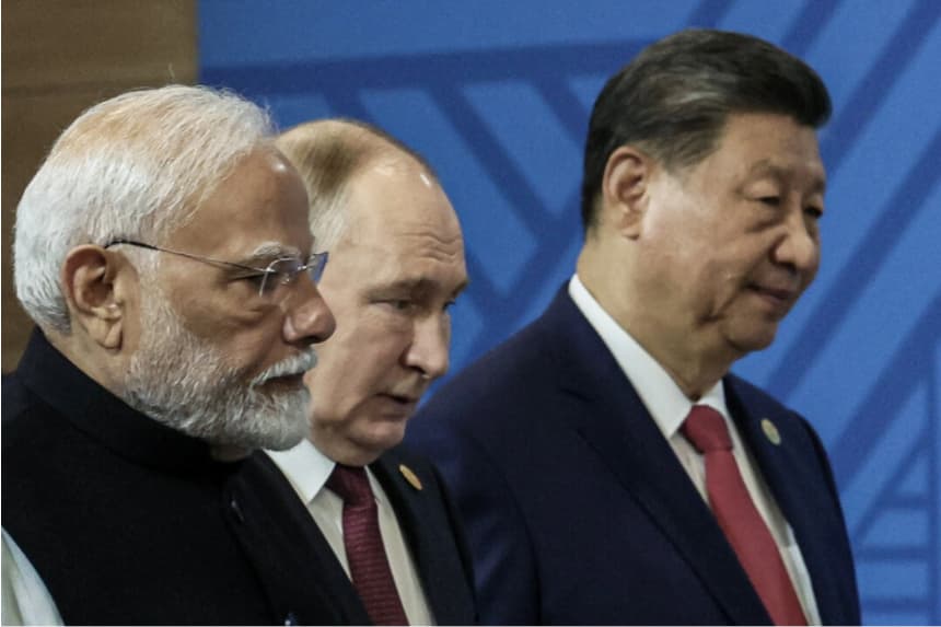 El primer ministro indio, Narendra Modi (i), el presidente ruso, Vladimir Putin (c), y el presidente chino, Xi Jinping (d), llegan para una foto durante la cumbre BRICS en Kazán, Rusia, el 23 de octubre de 2024. Maxim Shipenkov/AFP