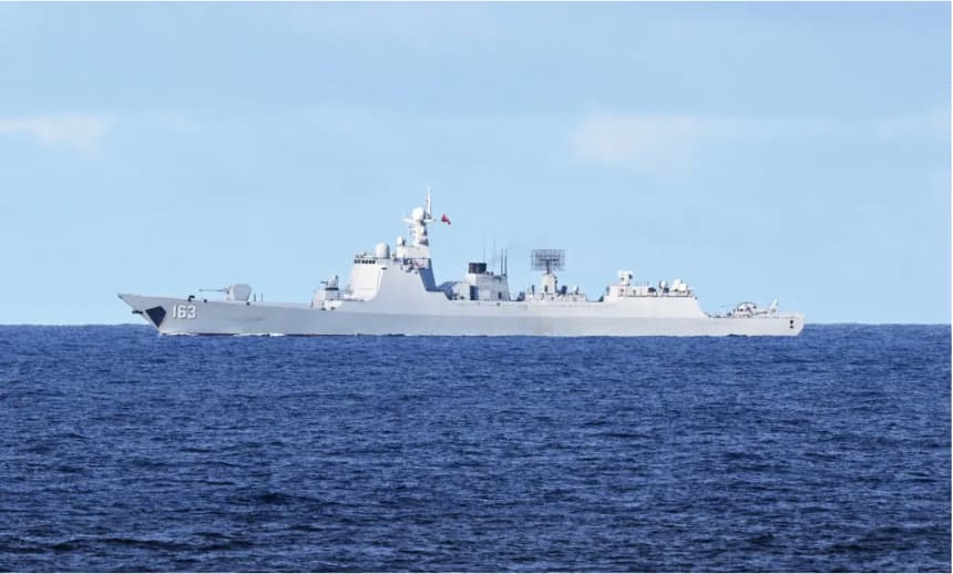 Un buque de la Armada china monitorea un área durante una Actividad de Cooperación Marítima (MCA) entre Filipinas, Australia y Canadá cerca del Banco Scarborough en el Mar de China Meridional el 3 de septiembre de 2025. Ted Aljibe/AFP vía Getty Images