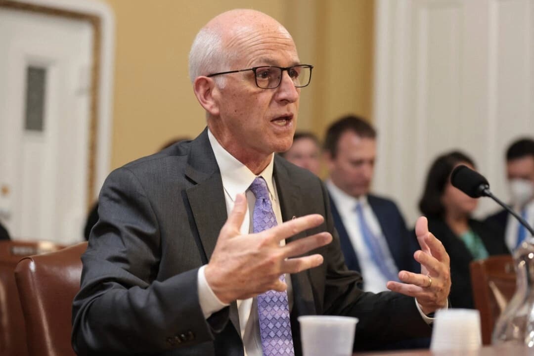 El representante Adam Smith (D-Wash.) habla durante una reunión del Comité de Reglas de la Cámara de Representantes en el Capitolio de Estados Unidos, en Washington, el 12 de julio de 2022. (Oliver Contreras/AFP a través de Getty Images)

