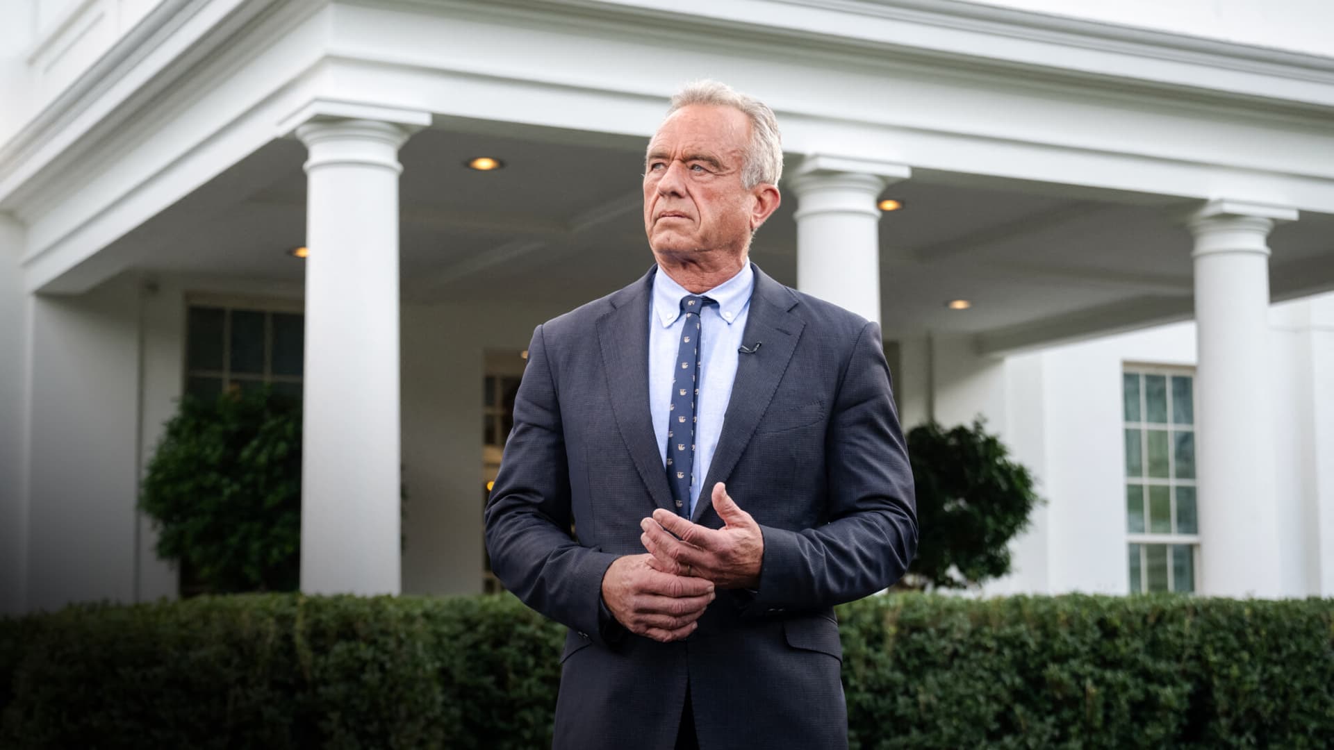El secretario de Salud, Robert F. Kennedy Jr., se prepara para una entrevista televisiva frente al ala oeste de la Casa Blanca el 9 de septiembre de 2025. (Saul Loeb/AFP a través de Getty Images).