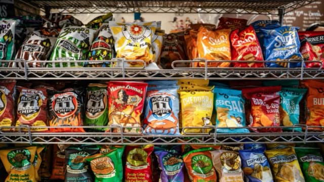 Comida ultraprocesada está relacionada con mayor riesgo de tumores colorrectales precancerosos: Estudio