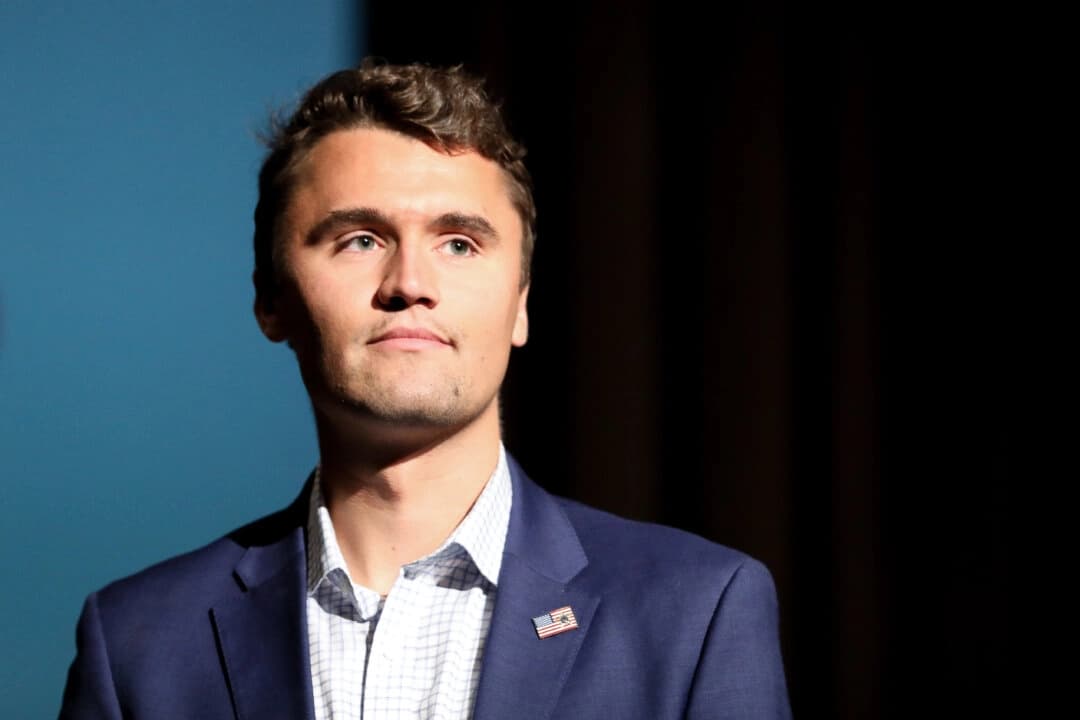 Charlie Kirk, fundador y director ejecutivo de Turning Point USA, habla en la Cumbre de Liderazgo de Escuelas Secundarias, un evento de Turning Point USA, en la Universidad George Washington, Washington, en una foto de archivo. (Samira Bouaou/The Epoch Times)
