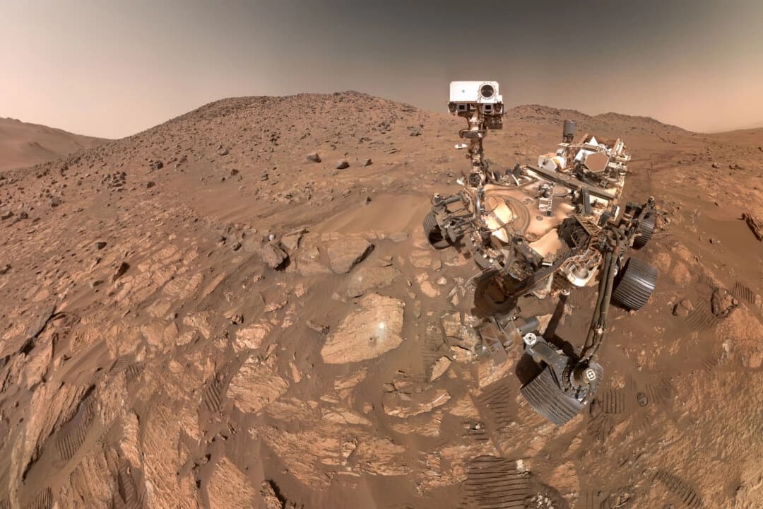 El rover Perseverance de la NASA tomó esta selfie, compuesta por 62 imágenes, el 23 de julio. Una roca apodada "Cheyava Falls", que tiene características que pueden influir en la cuestión de si el Planeta Rojo albergó vida microscópica, se encuentra a la izquierda del rover, cerca del centro de la imagen. (NASA/JPL-Caltech/MSSS).