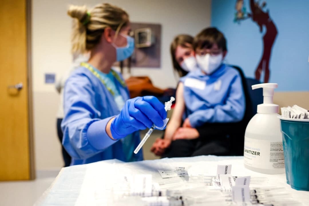 Una enfermera se prepara para administrar la vacuna contra el COVID-19 a un niño en Denver, Colorado, el 3 de noviembre de 2021. (Michael Ciaglo/Getty Images)
