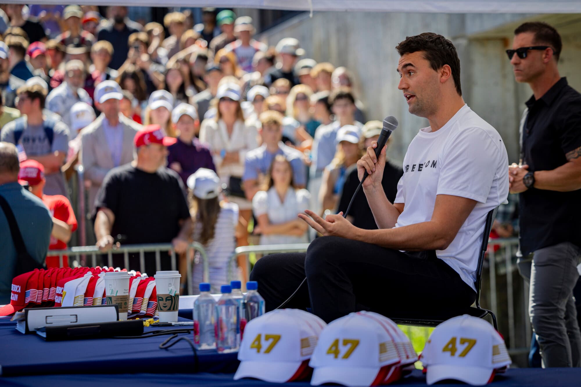 Charlie Kirk habla antes de recibir un disparo durante la visita de Turning Point a la Universidad de Utah Valley en Orem, Utah, el 10 de septiembre de 2025. (Tess Crowley/The Deseret News vía AP)