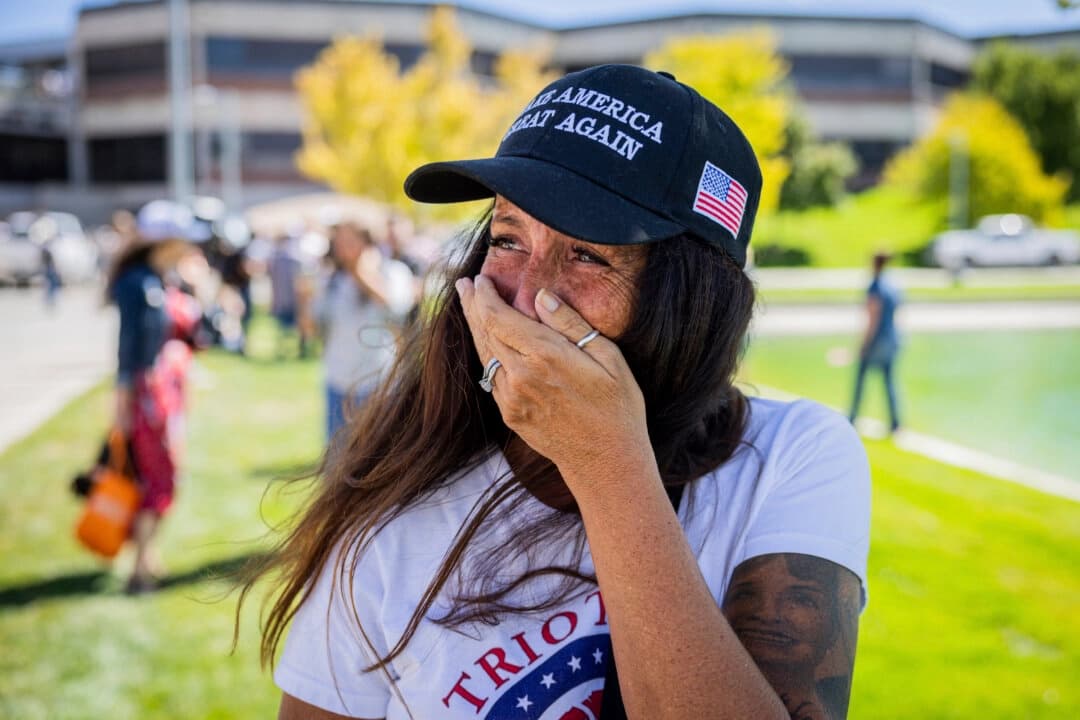 Allison Hemingway-Witty llora tras el asesinato de Charlie Kirk durante la visita de Turning Point a la Universidad del Valle de Utah en Orem, Utah, el 10 de septiembre de 2025. (Tess Crowley/The Deseret News vía AP)
