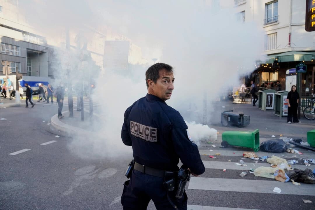 Un agente de policía junto a unos contenedores colocados en una calle para bloquearla durante el movimiento de protesta «Bloqueen todo» en París, el 10 de septiembre de 2025. (Thibault Camus/AP Photo)