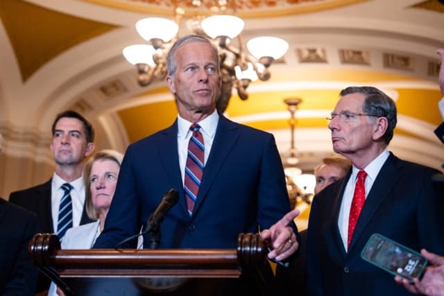 El líder de la mayoría, el senador John Thune (R-S.D.), habla con los periodistas durante una conferencia de prensa en el Capitolio de EE. UU., el 3 de septiembre de 2025. (Madalina Kilroy/The Epoch Times)