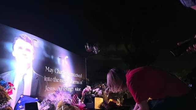 Seguidores de Charlie Kirk lloran la muerte del activista en un funeral celebrado en Phoenix