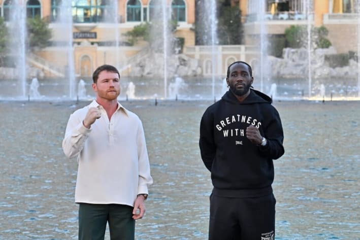 (De izq. a der.) Canelo Álvarez y Terence Crawford posan para una foto después de enfrentarse durante el encuentro entre Canelo y Crawford de Netflix en The Fountains of Bellagio, en Las Vegas, Nevada, el 8 de septiembre de 2025. (David Becker/Getty Images para Netflix)