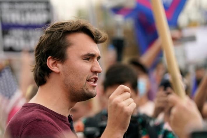 Charlie Kirk, comentarista conservador y fundador de Turning Point USA, habla con partidarios del presidente Donald Trump en un mitin frente a la Oficina del Registrador del Condado de Maricopa, en Phoenix, Arizona, el 6 de noviembre de 2020. (Foto AP/Ross D. Franklin, Archivo)