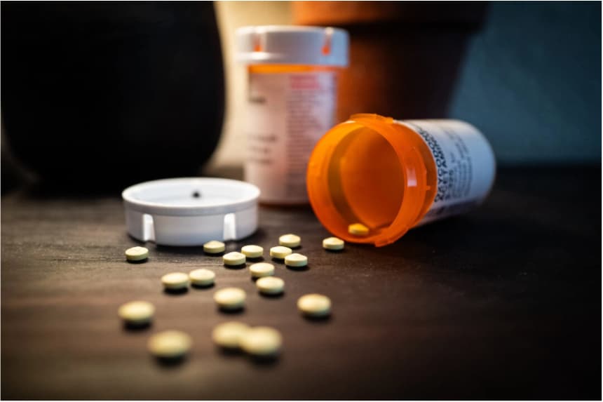 Analgésicos de oxicodona sobre una mesa en las afueras de Los Ángeles, el 4 de junio de 2025. John Fredericks/The Epoch Times