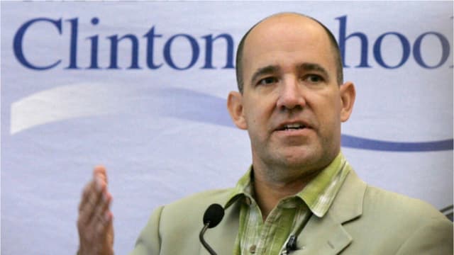 Matthew Dowd, estratega jefe de campaña de Bush-Cheney para la campaña presidencial de 2004, habló en la Escuela de Servicio Público Clinton de la Universidad de Arkansas en Little Rock, Arkansas, el 2 de septiembre de 2009. Danny Johnston/Foto AP