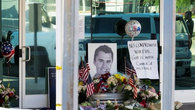 El 10 de septiembre de 2025 se celebra un funeral por Charlie Kirk, asesinado a tiros en Utah, en la sede de Turning Point USA en Phoenix, Arizona. (Reuters/Caitlin O'Hara)
