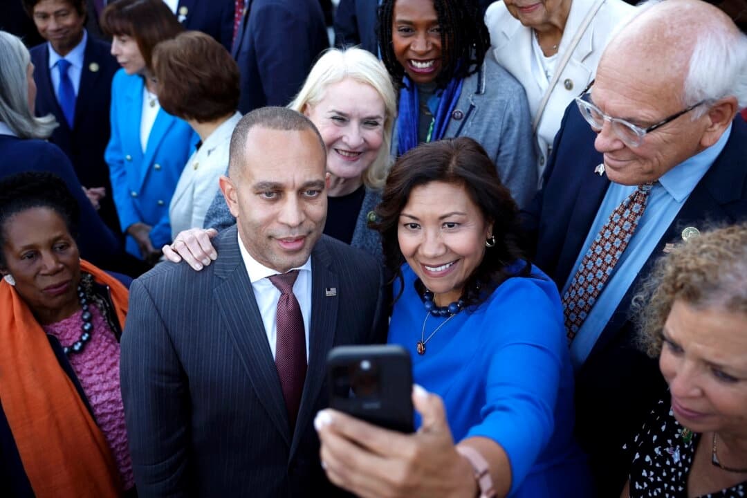 Los demócratas de la Cámara de Representantes, entre ellos (de izquierda a derecha) la representante Shelia Jackson-Lee (D-Texas), el líder de la minoría Hakeem Jeffries (D-N.Y.), la representante Sylvia García (D-Texas), la representante Verónica Escobar (D-Texas), la representante Debbie Wasserman Schultz (D-Fla.) y otros, posan para una selfie en la escalinata este del Capitolio de los Estados Unidos en Washington el 13 de octubre de 2023. (Chip Somodevilla/Getty Images)