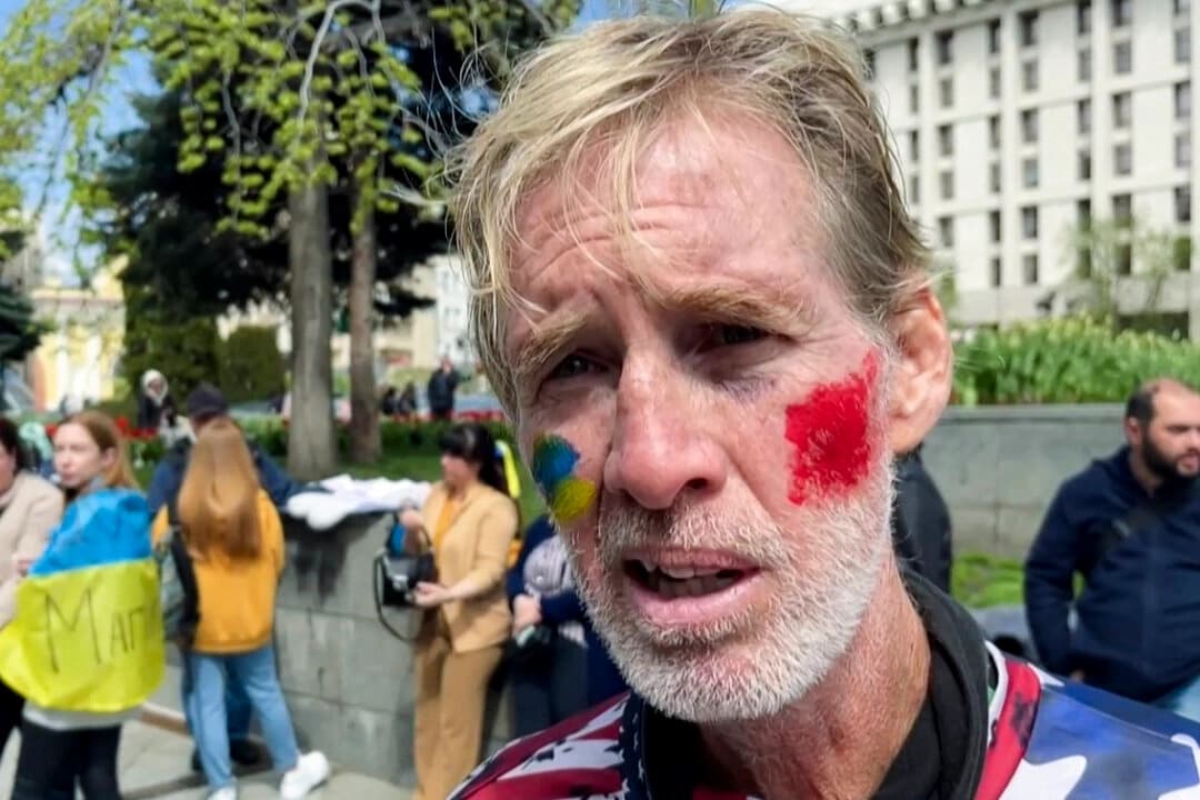 Ryan Wesley Routh habla durante una entrevista en una manifestación en el centro de Kiev, Ucrania, el 27 de abril de 2022, en un fotograma de un vídeo. (AFPTV/AFP vía Getty Images)
