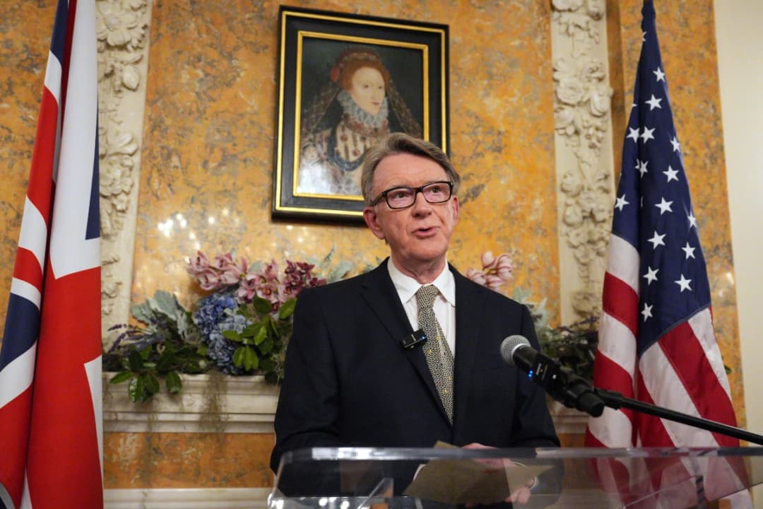El embajador británico en Estados Unidos, Peter Mandelson, en la residencia del embajador en Washington, el 26 de febrero de 2025. (Carl Court/PA Wire)