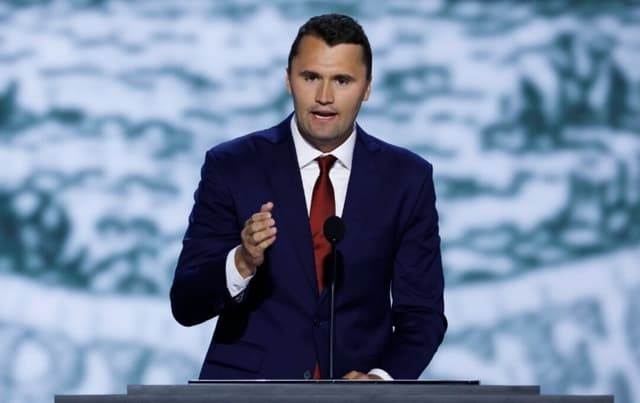 El director ejecutivo de Turning Point USA, Charlie Kirk, habla en el escenario el primer día de la Convención Nacional Republicana en el Foro Fiserv, en Milwaukee, Wisconsin, el 15 de julio de 2024. (Chip Somodevilla/Getty Images)