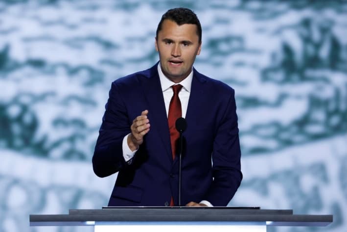 El director ejecutivo de Turning Point USA, Charlie Kirk, habla en el escenario el primer día de la Convención Nacional Republicana en el Foro Fiserv, en Milwaukee, Wisconsin, el 15 de julio de 2024. (Chip Somodevilla/Getty Images)
