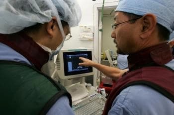 En una fotografía de archivo sin fecha, médicos observan un monitor de video mientras operan a un hombre con cáncer de próstata en California. (Justin Sullivan/Getty Images)
