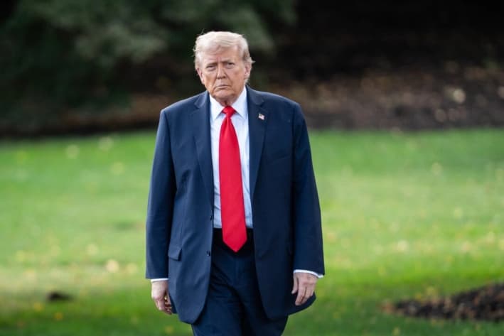 El presidente Donald Trump sale de la Casa Blanca, el 11 de septiembre de 2025. (Madalina Kilroy/The Epoch Times)