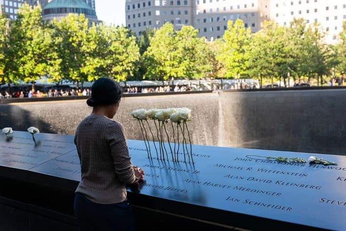 Asistentes a un servicio conmemorativo en el Museo y Monumento Nacional del 11 de Septiembre en el bajo Manhattan, en el 24.º aniversario de los atentados terroristas del 11 de septiembre en la ciudad de Nueva York, el 11 de septiembre de 2025. El país conmemora el 24.º aniversario de los atentados del 11 de septiembre de 2001, que acabaron con la vida de 2977 personas en el sitio del World Trade Center, el Pentágono y a los pasajeros del vuelo 93 en Shanksville, Pensilvania. (Spencer Platt/Getty Images)