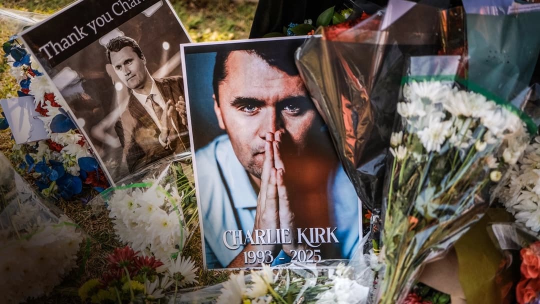 El 11 de septiembre de 2025, los dolientes colocaron flores y fotografías en un memorial improvisado en honor a Charlie Kirk frente a la embajada de Estados Unidos en Pretoria, Sudáfrica. (Phill Magakoe/AFP a través de Getty Images)