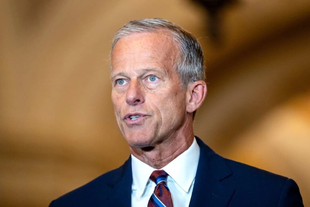El líder de la mayoría del Senado, John Thune (R-S.D.), habla con los periodistas en una rueda de prensa en el Capitolio, en Washington, el 3 de septiembre de 2025. (Madalina Kilroy/The Epoch Times)
