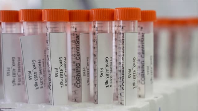 Legisladores de California proponen prohibir los utensilios de cocina antiadherentes