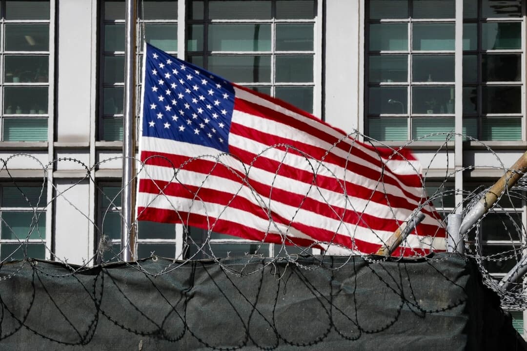Una bandera ondea detrás de un recinto en el territorio de la embajada de Estados Unidos en Moscú el 28 de marzo de 2018. (REUTERS/Tatyana Makeyeva/Foto de archivo)
