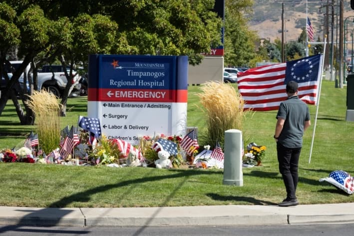 La gente deposita flores y objetos en memoria de Charlie Kirk en el Hospital Regional de Timpanogos, en Orem, Utah, el 11 de septiembre de 2025. (John Fredricks/The Epoch Times)