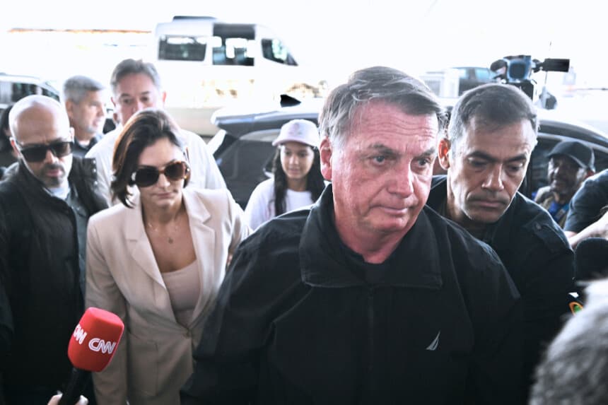 El expresidente brasileño Jair Bolsonaro (2.º por la derecha) acompaña a su esposa, Michelle Bolsonaro (2.ª por la izquierda), en el aeropuerto de Brasilia el 18 de enero de 2025, (EVARISTO SA/AFP a través de Getty Images)