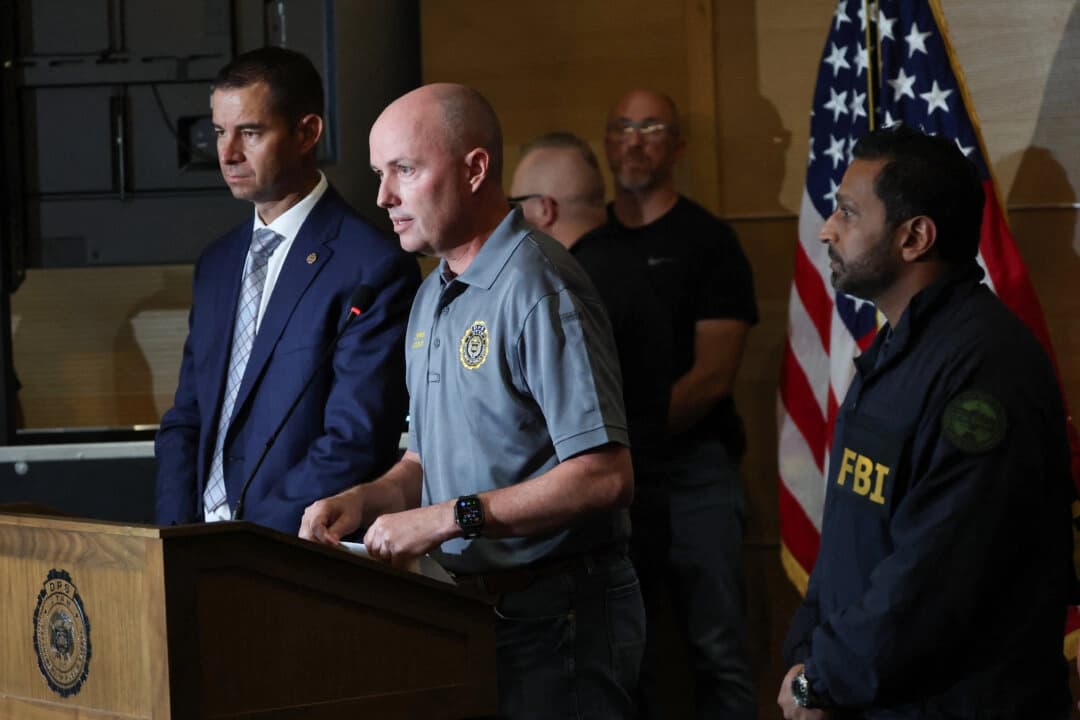 (De izquierda a derecha) El secretario de Seguridad Pública de Utah, Beau Mason, el gobernador de Utah, Spencer Cox, y el director del FBI, Kash Patel, asisten a una rueda de prensa frente al auditorio Doterra de la Universidad de Utah Valley un día después de que el joven activista e influencer Charlie Kirk fuera tiroteado durante un acto público en Orem, Utah, el 11 de septiembre de 2025. (Foto de Patrick T. Fallon / AFP) (Foto de PATRICK T. FALLON/AFP a través de Getty Images)