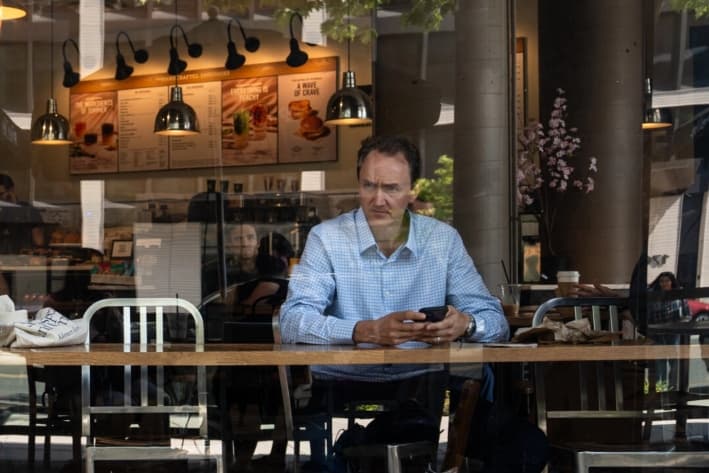 Un hombre mira por la ventana de una cafetería, en Washington, el 1 de julio de 2025. (Madalina Kilroy/The Epoch Times)