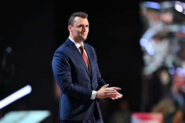 El director ejecutivo de Turning Point USA, Charlie Kirk, llega para intervenir durante la primera jornada de la Convención Nacional Republicana de 2024 en el Fiserv Forum de Milwaukee, Wisconsin, el 15 de julio de 2024. (ANGELA WEISS/AFP vía Getty Images)
