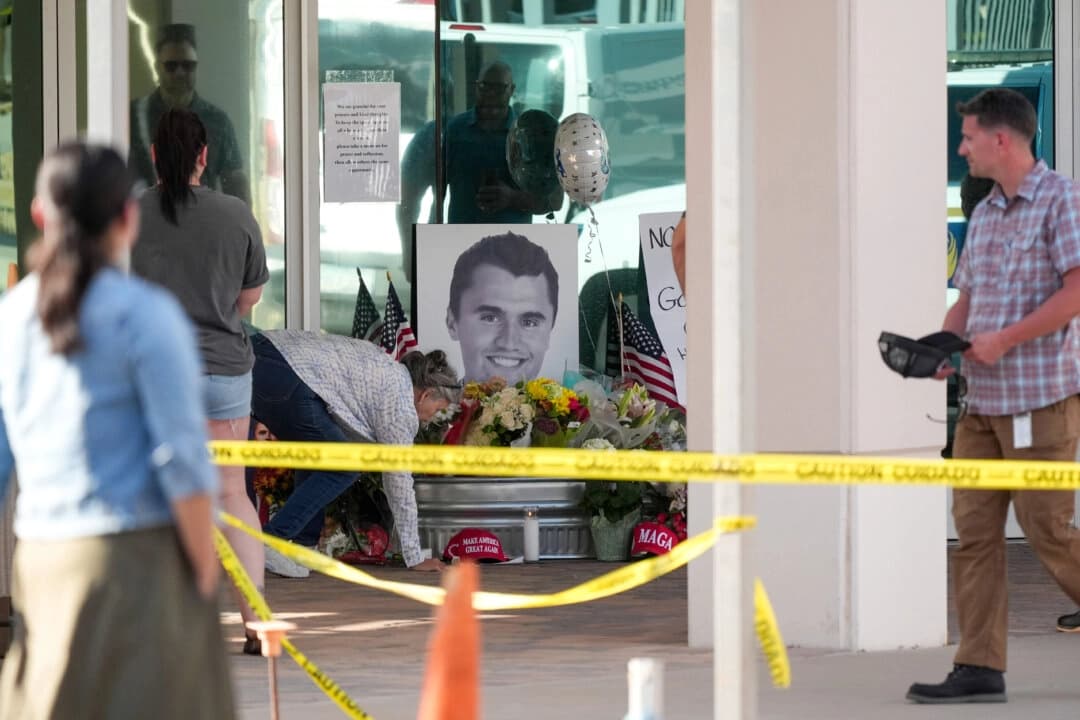 Las personas rinden homenaje a Charlie Kirk en un memorial celebrado en la sede nacional de Turning Point USA en Phoenix el 10 de septiembre de 2025. (Ross D. Franklin/AP Photo).