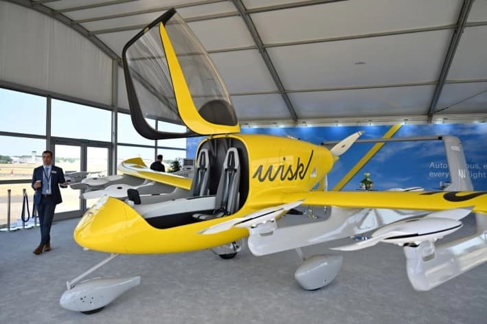 Un modelo del taxi aéreo autónomo eVTOL (despegue y aterrizaje vertical eléctrico) de Wisk Aero en el Salón Aeronáutico de Farnborough, en Farnborough, Inglaterra. (Justin Tallis/AFP vía Getty Images)