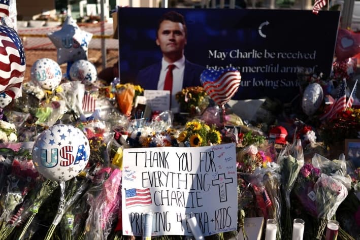 Los arizonenses lloran al fundador de Turning Point USA, Charlie Kirk, afuera de la sede de Turning Point USA en Phoenix, Arizona, el 12 de septiembre de 2025. (Charly Triballeau/AFP vía Getty Images)
