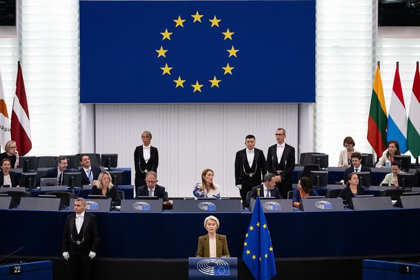 La presidenta de la Comisión Europea, Ursula von der Leyen, pronuncia su discurso anual sobre el estado de la Unión durante una sesión plenaria en el Parlamento Europeo en Estrasburgo, al este de Francia, el 10 de septiembre de 2025. (SEBASTIEN BOZON/AFP a través de Getty Images)