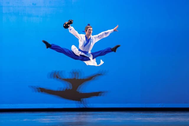 Sun Hongwei compite durante el Concurso Internacional de Danza Clásica China NTD 2023 en Purchase, Nueva York, el 10 de septiembre de 2023. (Larry Dye/The Epoch Times)
