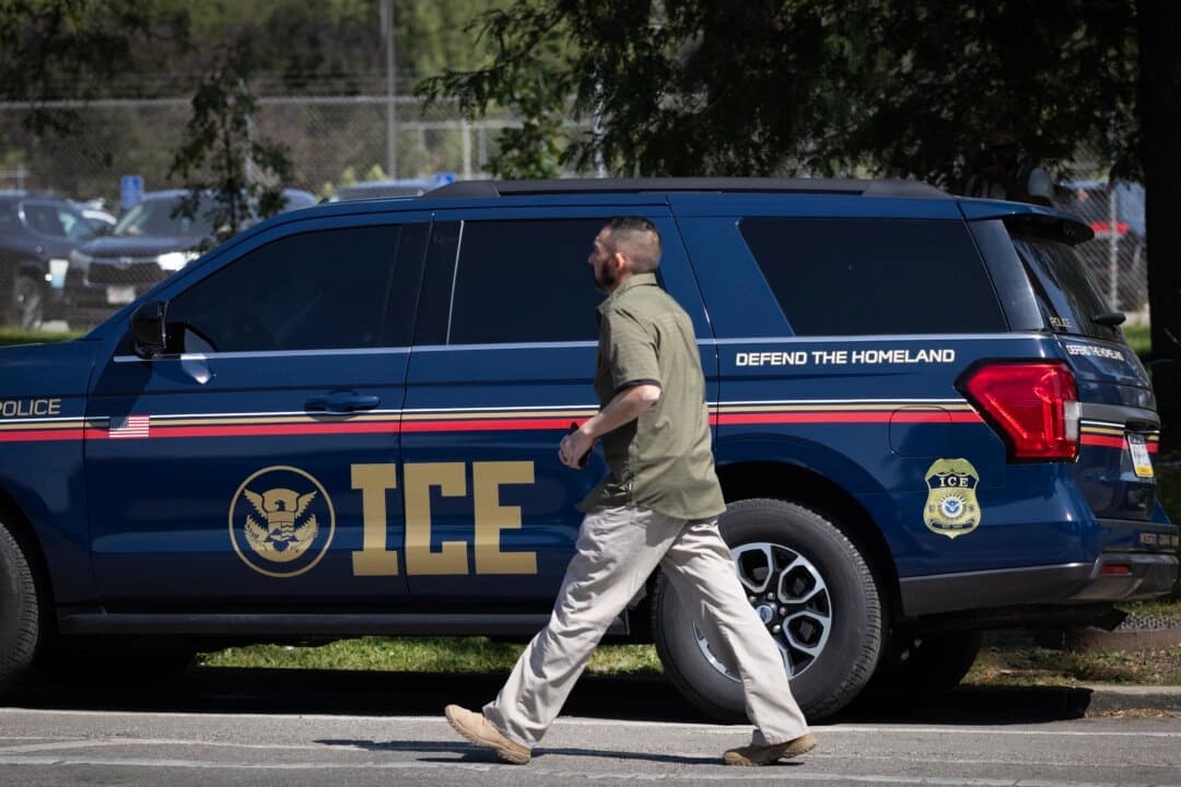 Un vehículo del ICE cerca de la cárcel del condado de Cook y el complejo judicial en Chicago, Illinois, el 8 de septiembre de 2025. (Foto de Scott Olson/Getty Images)