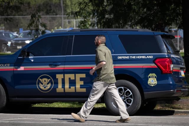 Disparan mortalmente a inmigrante ilegal tras arrastrar a un agente del ICE en Chicago, dice el DHS