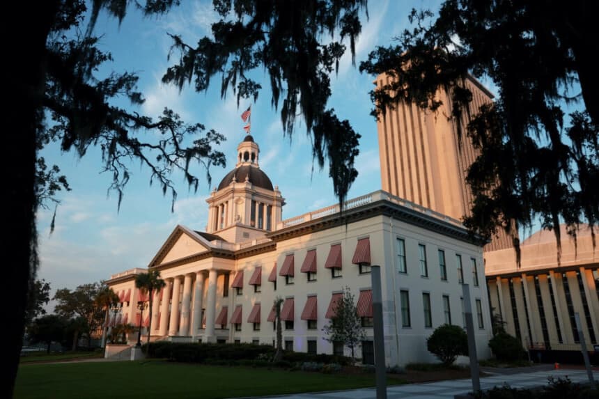 El Capitolio Histórico de Florida se encuentra cerca del nuevo edificio del Capitolio, de 22 pisos, que junto con este forman parte del Complejo del Capitolio en Tallahassee, Florida, el 26 de julio de 2023. Joe Raedle/Getty Images