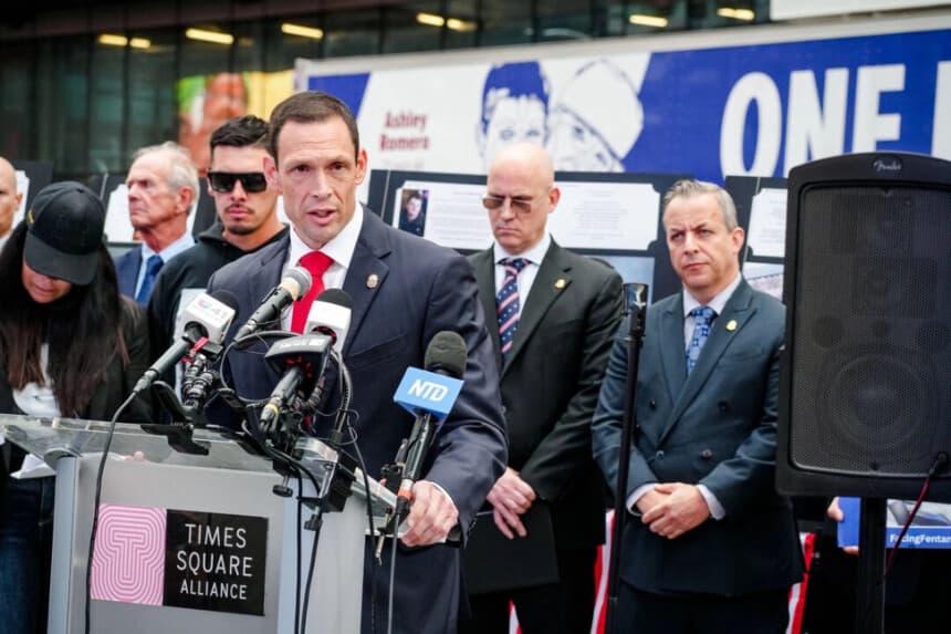 Frank A. Tarentino III, agente especial a cargo de la División de Nueva York de la Administración para el Control de Drogas, habla en la cuarta edición anual del Día Nacional de Prevención y Concienciación sobre el Fentanilo en la ciudad de Nueva York, el 21 de agosto de 2025. Samira Bouaou/The Epoch Times