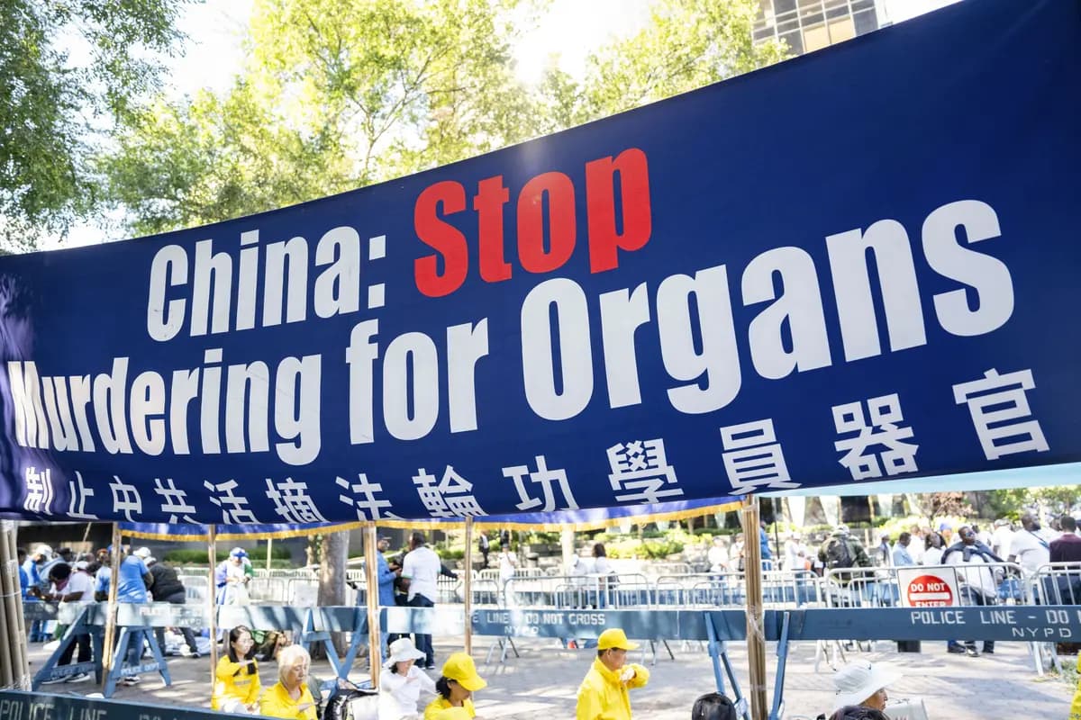 Practicantes de Falun Gong apelan junto a la sede de las Naciones Unidas en la ciudad de Nueva York el 20 de septiembre de 2023. (Chung I Ho/The Epoch Times)