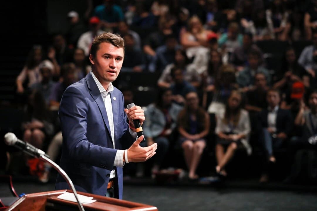 Charlie Kirk, fundador y director ejecutivo de Turning Point USA, habla en la Cumbre de Liderazgo de Escuelas Secundarias, un evento de Turning Point USA, en la Universidad George Washington en Washington el 26 de julio de 2018. (Samira Bouaou/The Epoch Times)