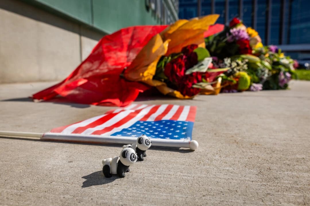 La gente deposita objetos y flores en el campus de la Universidad del Valle de Utah, un día después del asesinato de Charlie Kirk en Orem, Utah, el 11 de septiembre de 2025. (John Fredricks/The Epoch Times)
